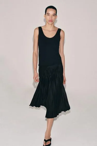 Футболка в рубчик с широкими бретелями