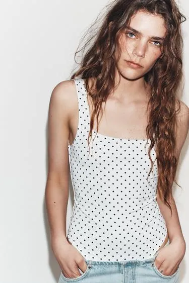 Эластичное боди с квадратным вырезом в горошек