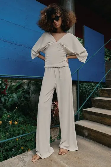 Топ с V-образным вырезом и текстурой