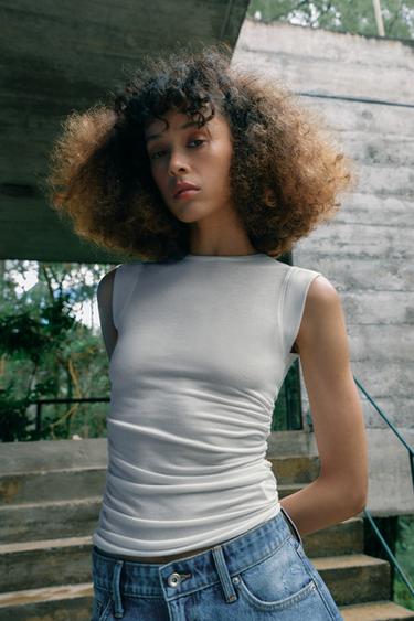 Топ с боковыми сборками