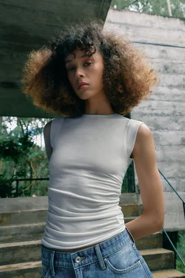 Топ с боковыми сборками