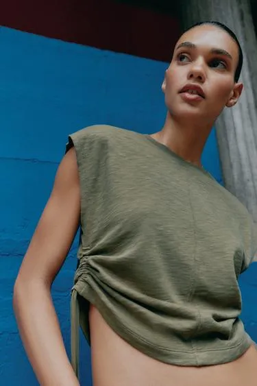 Футболка в стиле рустик со сборками