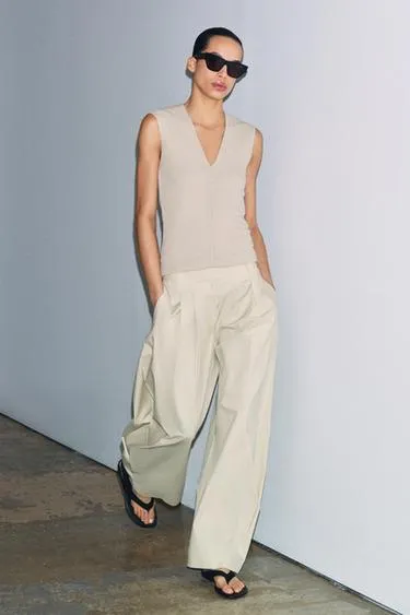 Футболка в рубчик с V-образным вырезом