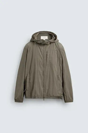 Легкая куртка из высокотехнологичной ткани