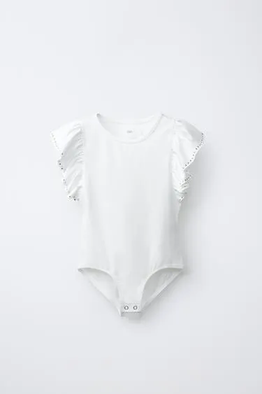 Боди с воланом и заклепками из модала