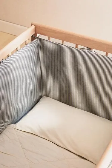 Чехол на борт кроватки с полосками для младенцев- Заказать в России