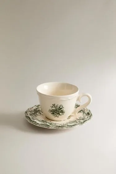 Чашка и блюдце с цветочным узором