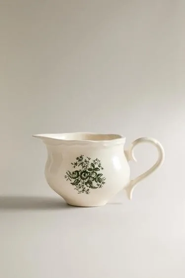 Молочник из тонкой фарфоровой глины с цветочным рисунком