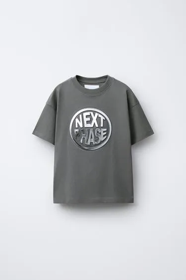 Футболка с рельефным текстовым принтом