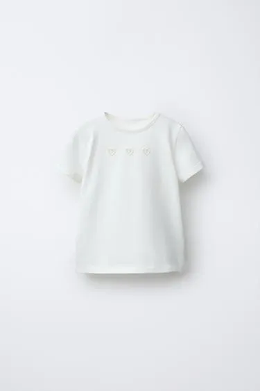 Футболка с вырезами «сердечки»