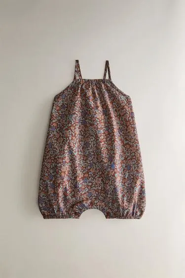 Цветочный комбинезон для пляжа малышей