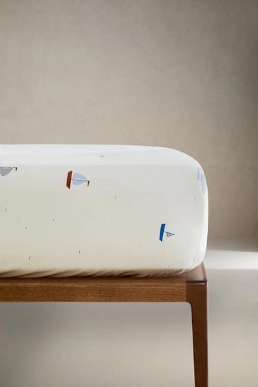 Детский простынь на резинке с корабликами из хлопка