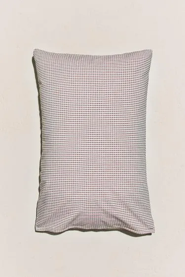 Детская наволочка в клетку с красивым орнаментом