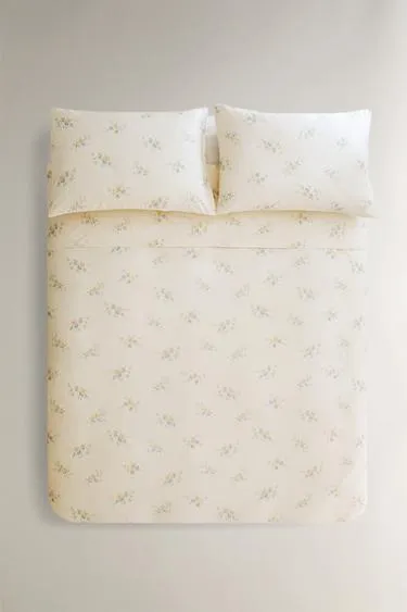 Покрывало с букетом цветов из сатина