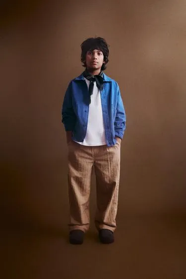 Брюки прямого кроя с защипами и рельефной тканью- Заказать в России