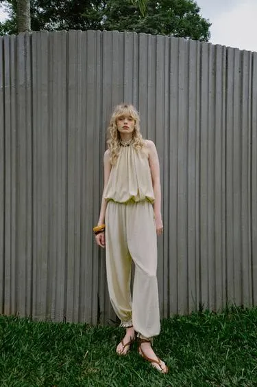 Топ с горловиной халтер и бусинами