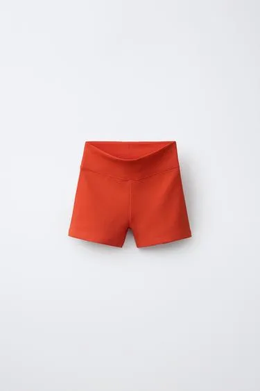 Короткие легинсы в рубчик