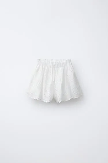 Шорты-бермуды с вышивкой в швейцарском стиле