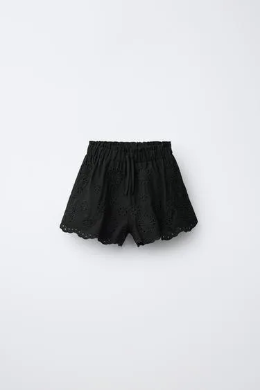 Шорты с вышивкой в швейцарском стиле