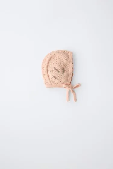 Ажурный чепчик с цветочной вышивкой