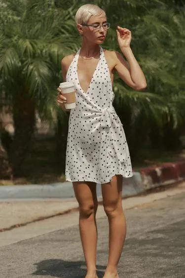 Атласное платье халтер в горошек