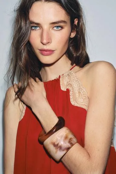 Набор из двух жестких браслетов из смолы- Заказать в России