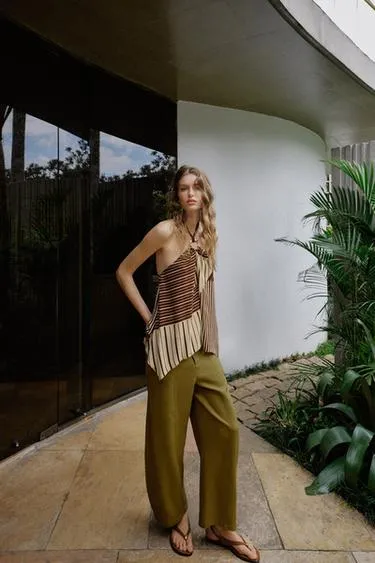 Топ с горловиной халтер и бусинами