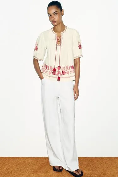 Блуза с вышивкой и кисточками