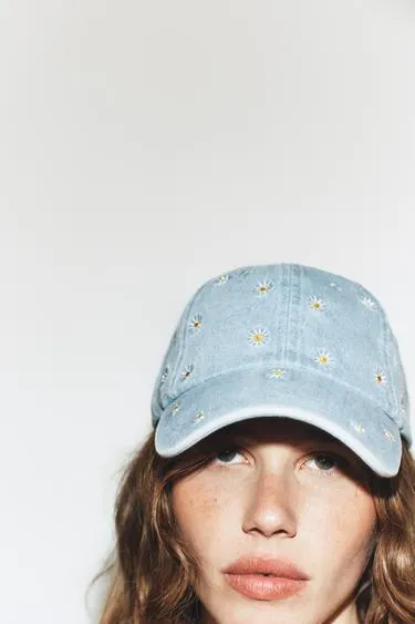 Джинсовая кепка с вышивкой маргаритки- Заказать в России