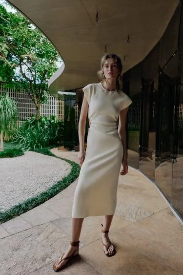 Трикотажное платье с вырезами и бусинами- Заказать в России