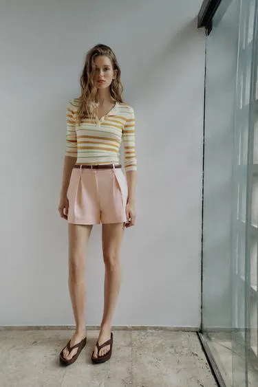 Бермуды с защипами и ремнем