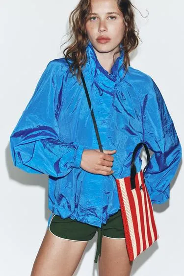 Небольшая сумка-шопер с ажурным узором- Заказать в России