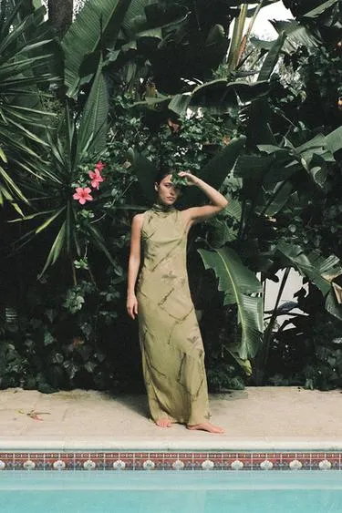 Платье миди с высоким воротником и принтом- Заказать в России