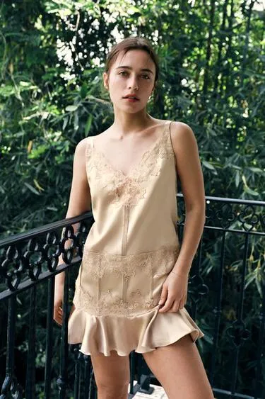 Мини-платье из атласа с кружевом и воланами- Заказать в России