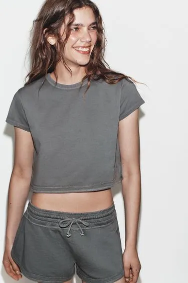 Укороченная футболка с эффектом потертости