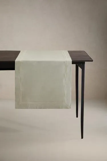 Сатиновый бегунок для стола с оборкой- Заказать в России