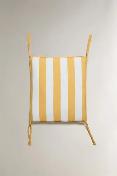 Желтая полосатая накидка на спинку стула