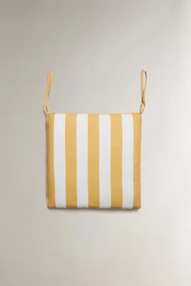 Сиденье с полосатой накидкой