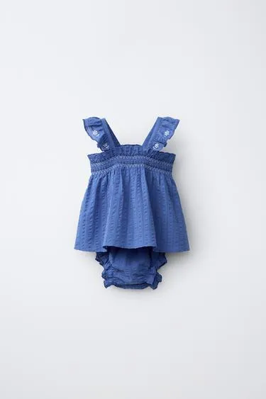 Комплект из блузы и трусов с вышитыми цветами