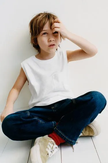 Однотонная футболка с карманом