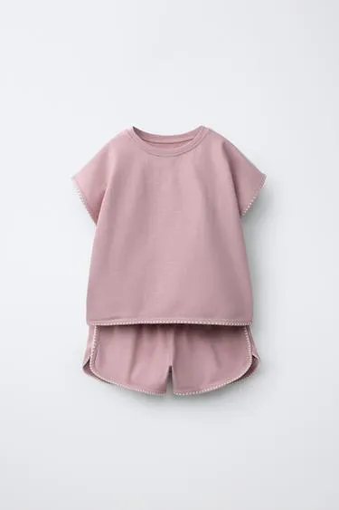 Комплект из футболки и шортов-бермудов с контрастными деталями