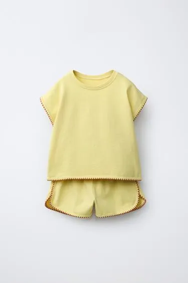 Комплект из футболки и шортов-бермуд с контрастными деталями