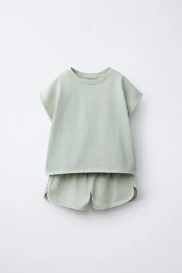 Комплект из футболки и шортов-бермудов с контрастными деталями