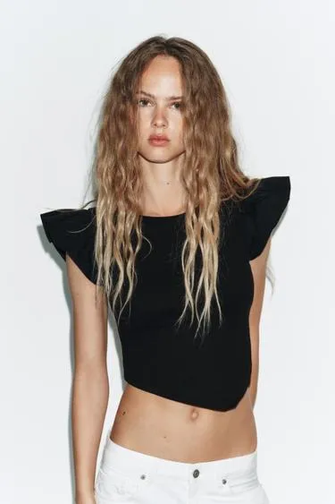 Футболка с воланами и короткими рукавами