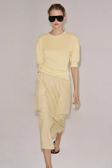 Футболка в рубчик с объемными рукавами- Заказать в России