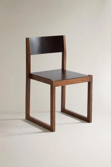 Кожаное кресло с деревянной конструкцией