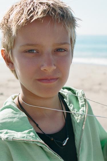 Zara Куртка с капюшоном и этикеткой купить с доставкой.