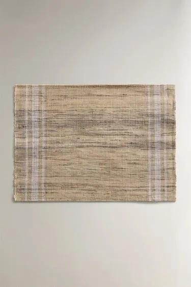 Плетеная подставка из рами с полосками- Заказать в России