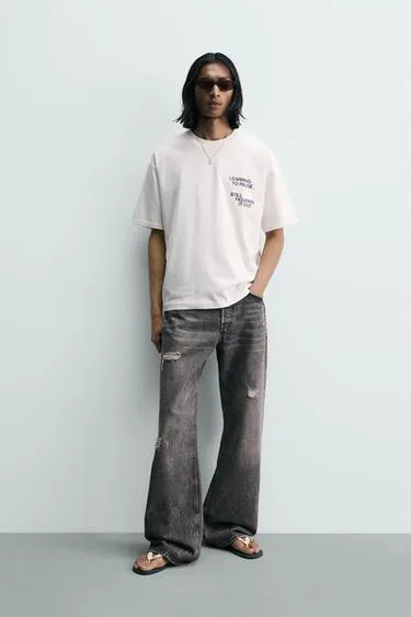 Футболка с контрастными надписями