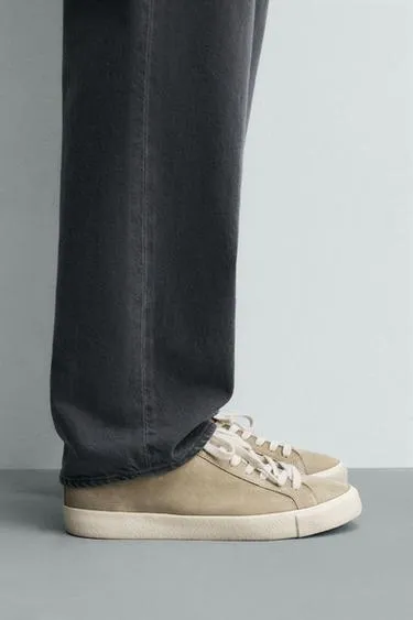 Кожаные кроссовки с деталью на заднике- Заказать в России